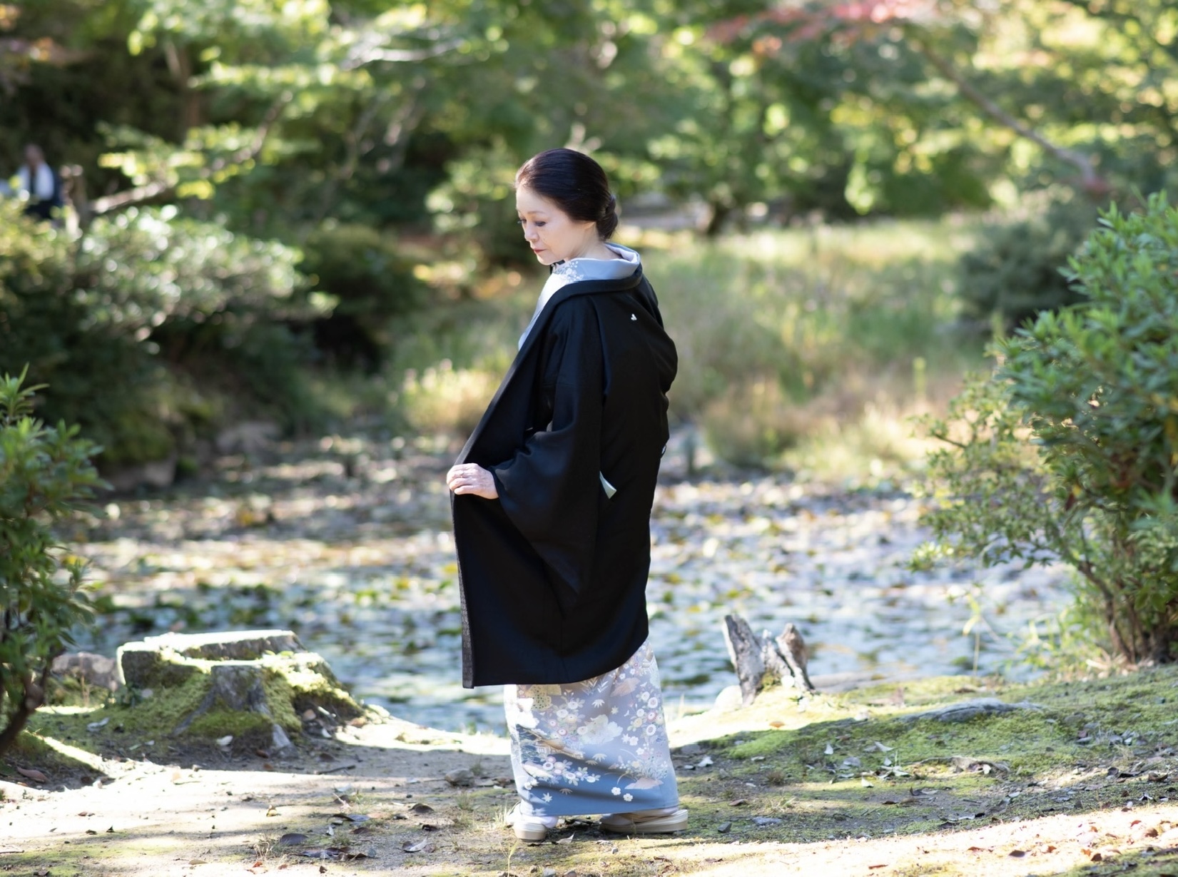 日本庭園で佇む桜川舞｜黒羽織と花柄の着物、美しい横顔と所作
