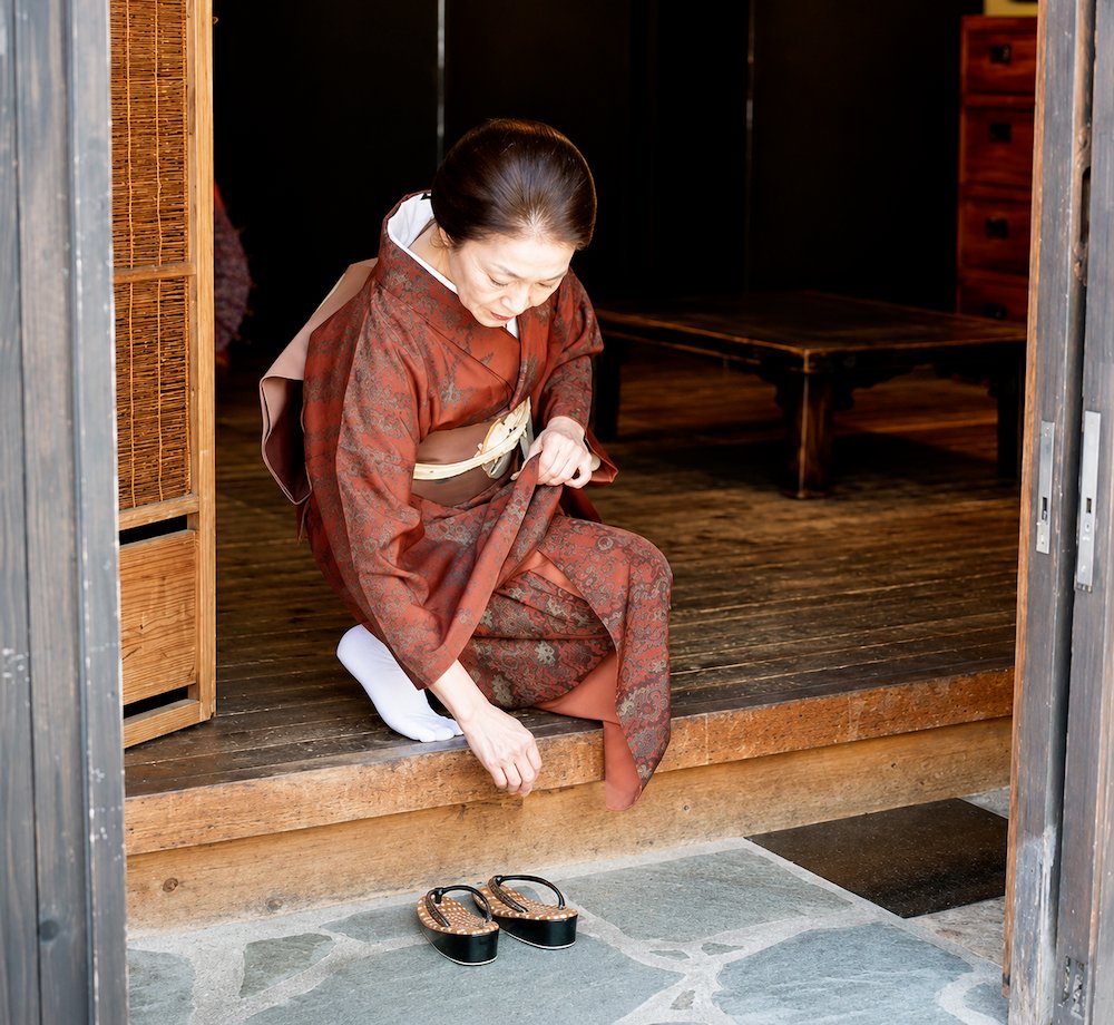 履物を揃える所作｜美しい靴の脱ぎ方と整え方｜ふる舞い美人アカデミー日本伝統作法