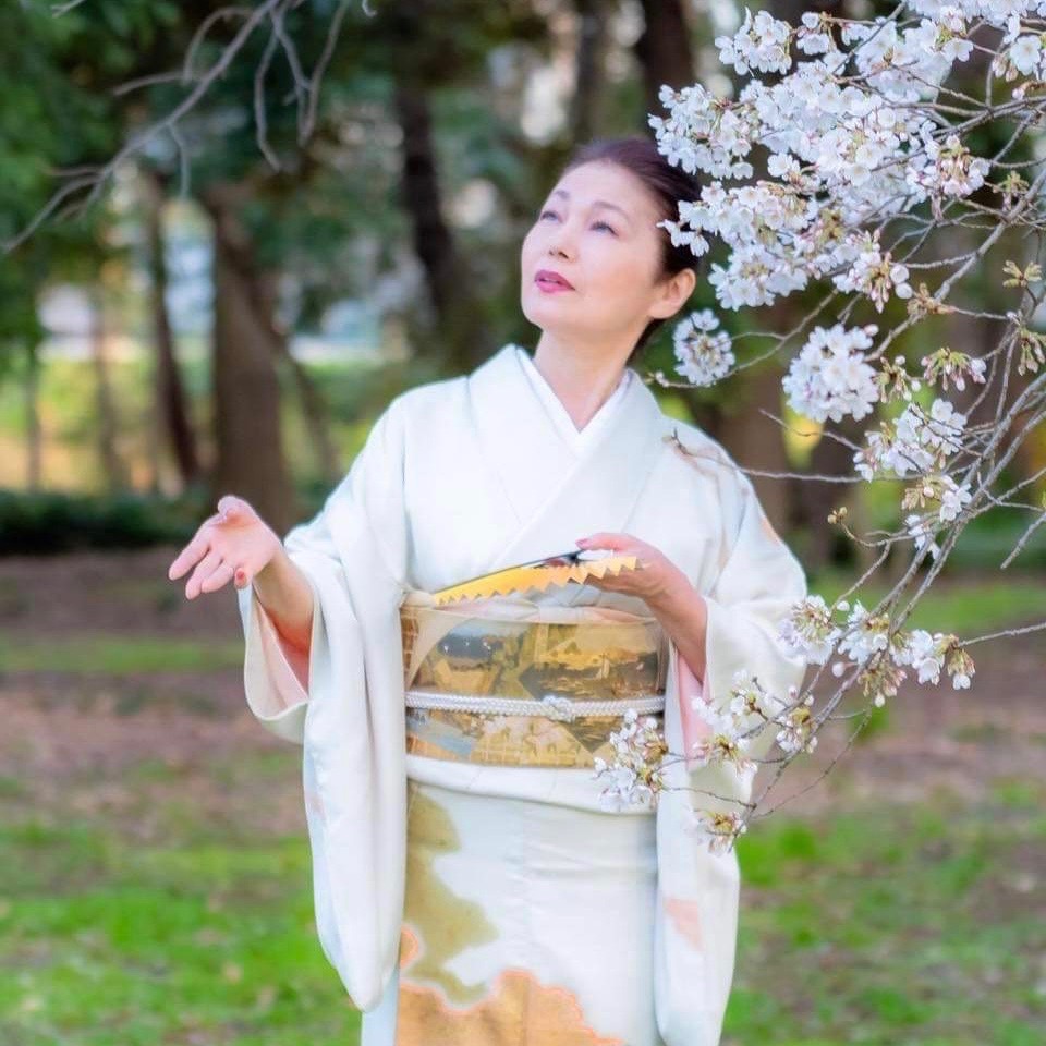 桜川舞｜白と金の着物姿で桜の花を見上げる｜優雅な所作と存在感｜Full My Bijin Academy