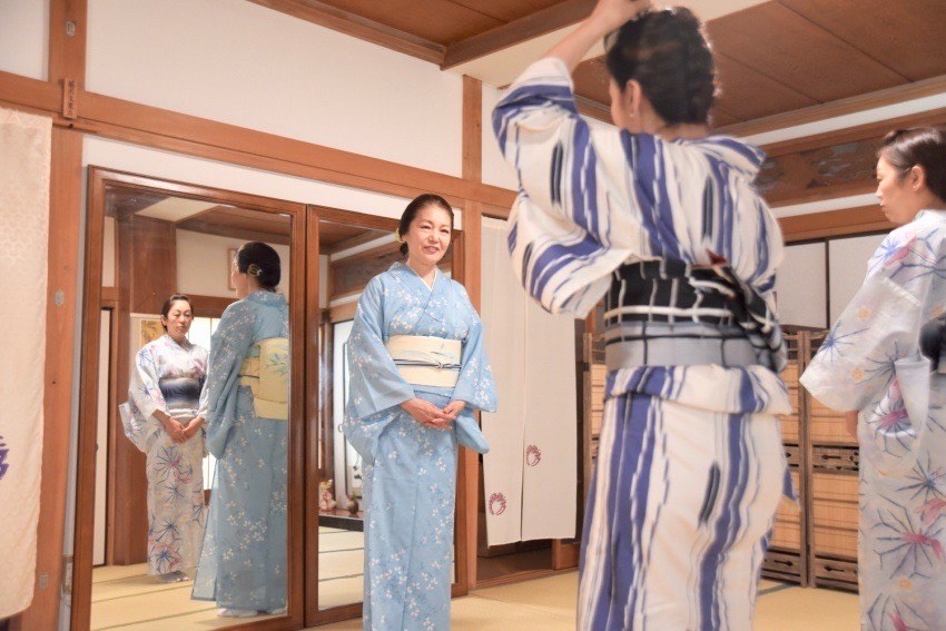 彼女の東京のスタジオで着物姿の生徒2人を指導する桜川麻衣講師