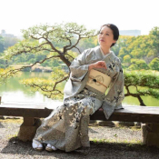 桜川舞、東京都・清澄庭園でポーズをとる