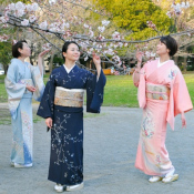 東京都・清澄庭園で行われた桜川舞による着物ポージングレッスンと撮影会。参加者は FMBA インストラクター・着付け師鈴木悠美子、日本のアクション映画女優の海羽嶺、そして東京のジュエリーブランド ERIGE のオーナー、小野江里子。