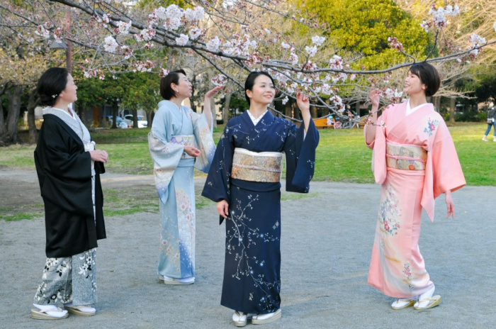 東京都・清澄庭園で行われた桜川舞による着物ポージングレッスンと撮影会。参加者は FMBA インストラクター・着付け師鈴木悠美子、日本のアクション映画女優の海羽嶺、そして東京のジュエリーブランド ERIGE のオーナー、小野江里子。