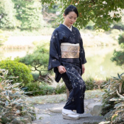 FMBA インストラクター・着付け師、鈴木悠美子：東京の清澄庭園でのポーズ