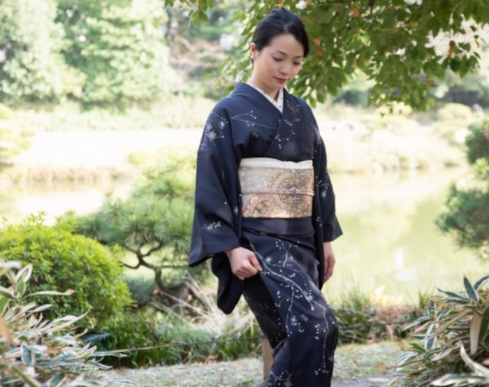 FMBAインストラクターでプロの着物着付け師である鈴木悠美子さんが、東京の清澄庭園で着物を着てポーズをとっています