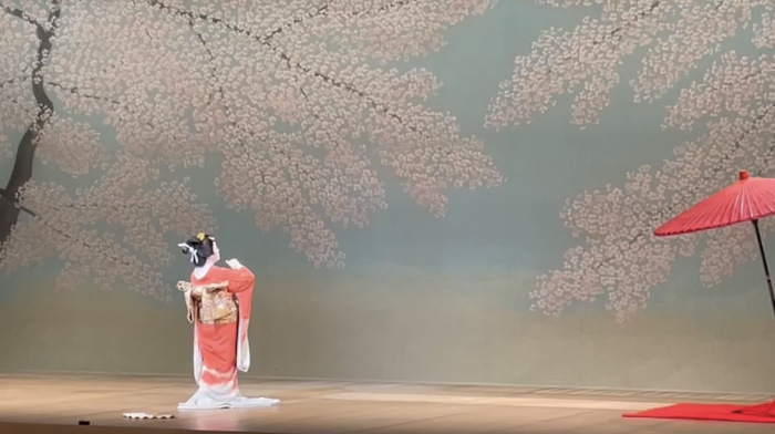 桜川舞、東京の舞台で地歌舞「茶音頭」を披露。舞台背景には大きな桜の風景が広がる