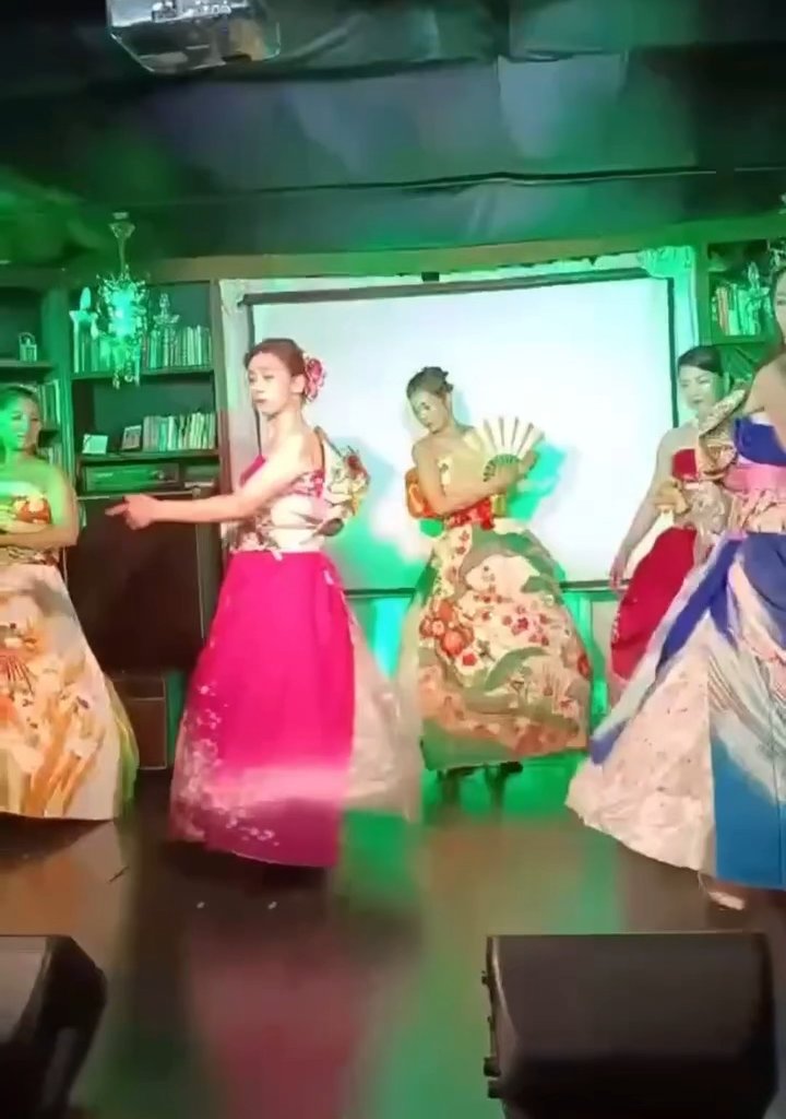 着物ドレスで舞う