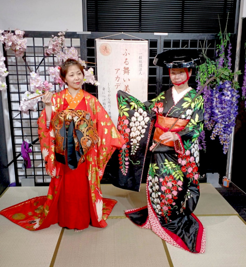 東京キモノショーの参加者2名、花魁と藤娘に扮して、没入型体験とコスプレを楽しむ