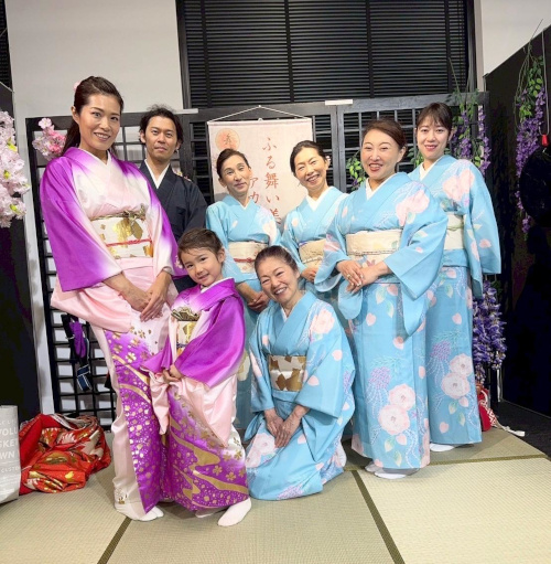  東京キモノショーで着物を着たふる舞い美人アカデミー（FullmyBijin Academy）のスタッフ8人が写っている写真