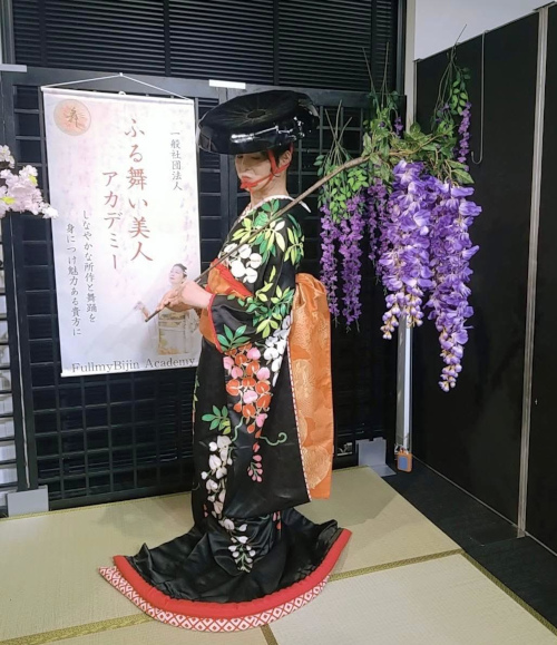 藤娘の日本人形に扮した男性