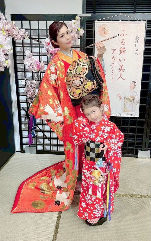 花魁の母と禿の娘、母娘スタッフの写真